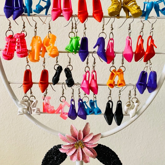 Adorable little Barbie Doll style shoe earrings- Barbie-Vintage Barbie-Kitsch - Picture 3 of 3